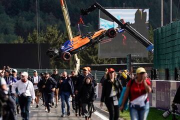 El automóvil del piloto español de McLaren, Carlos Sainz, es retirado del circuito