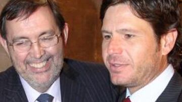 <b>Cambio de poder</b>. Vicente Grande, a la izquierda, junto al presidente y nuevo dueño del Mallorca, Mateo Alemany.