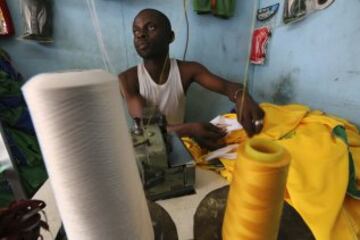 En Abiyán, la principal ciudad de Costa de Marfil, los talleres de costura están desbordados por la demanda de camisetas de diferentes equipos para el Mundial de Brasil.