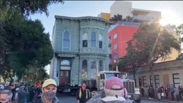 Una casa centenaria se muda de calle en la ciudad de San Francisco.