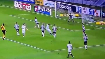 El golazo de Ángelo Araos que asustó a Sampaoli en Brasil