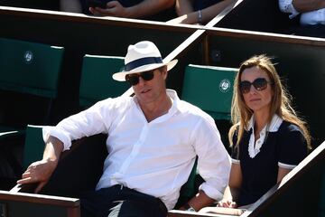 Hugh Grant y Anna Elisabet Eberstein observan el partido de semifinales entre Jelena Ostapenko y Timea Bacsinszky.