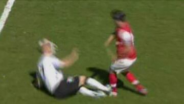 Durísima entrada de Sidwell a Arteta en el Fulham-Arsenal