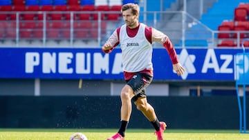 Fernando Llorente se entrena en Ipurua.