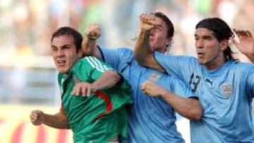 Cuauht&eacute;moc Blanco  y Sebasti&aacute;n Abreu pelean un bal&oacute;n en 2007.