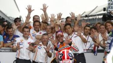 UN EQUIPO FELIZ. La racha triunfal de Márquez se vive con entusiasmo por todos los componentes de su escudería.