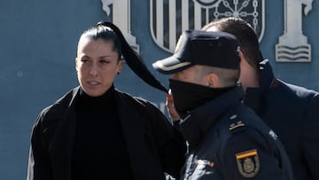 La futbolista Jenni Hermoso a su salida de la Audiencia Nacional de San Fernando de Henares tra su declaración en la vista oral del juicio contra el expresidente de la Federación Española de Fútbol (RFEF) Luis Rubiales, acusado de agresión sexual y coacciones por el beso que dio a la jugadora tras la victoria del Mundial en Sídney (Australia) el 20 de agosto de 2023 y que ella asegura que no consintió. Rubiales se enfrentará a una petición de dos años y medio de cárcel y compartirá banquillo con tres personas de su confianza en la Federación: el exdirector deportivo de la selección masculina Albert Luque, el exentrenador de la femenina Jorge Vilda y el antiguo responsable de Marketing de la RFEF Rubén Rivera. EFE/ Fernando Villar