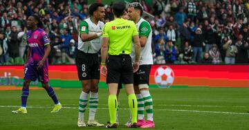 Mboula y Arana conversaron con González Esteban después de que éste anulara el gol.