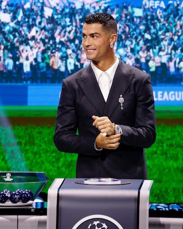 Cristiano tendrá un trofeo más en su extensa britina tras recibir de manos de Aleksander Ceferin, presidente de la UEFA, el trofeo que le reconoce como el mejor goleador de la Champions League. El evento se celebró en Mónaco y la pareja no dudo de disfrutar los días durante su estancia. "Feliz por estar junto a él en este día tan especial. Te mereces lo mejor del mundo mi amor. Te amamos", comentó la empresario en sus redes sociales.