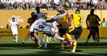 Perfecto centro de Arda Güler para encontrar a Mbappé en el segundo palo, que, con un remate acrobático, sentencia el choque. Además, gesto del crack francés con su dedicatoria a Diogo Jota.