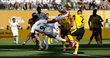Perfecto centro de Arda Güler para encontrar a Mbappé en el segundo palo, que, con un remate acrobático, sentencia el choque. Además, gesto del crack francés con su dedicatoria a Diogo Jota.