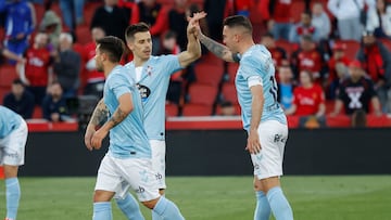 Alfon González y Iago Aspas, jugadores del Celta, celebran el primer tanto del equipo vigués contra el Mallorca en Son Moix.