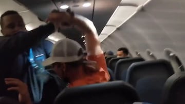 Toca los senos a la azafata, molesta a todos y la escena finaliza así: las redes aplauden