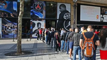La fila en la megastore del PSG para comprar las nuevas camisetas Jordan.