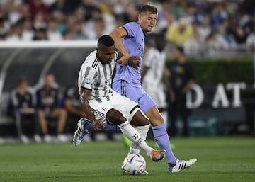 Kroos tries to snatch the ball from Alex Sandro in the second half.