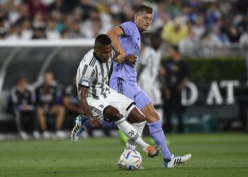 Kroos tries to snatch the ball from Alex Sandro in the second half.