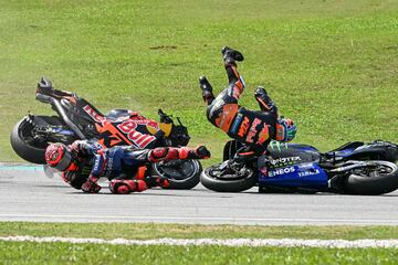 Monster Energy Yamaha MotoGP's French rider Fabio Quartararo (L) and Red Bull KTM Factory's South African rider Brad Binder (R) fall after a collision during the MotoGP Malaysian Grand Prix at the Sepang International Circuit in Sepang on November 3, 2024. (Photo by MOHD RASFAN / AFP)