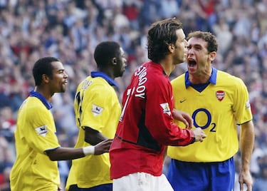 El exfutbolista inglés se desempeñaba como defensa y es recordado especialmente por su paso por el Arsenal donde defendió su camiseta once años. Como 'gunners' levantó tres FA Premier League, dos FA Cup, tres FA Community Shield y una Recopa de Europa.