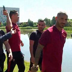 Cristiano revienta y tira el micro de un periodista a un lago