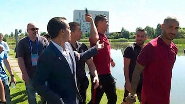 Cristiano revienta y tira el micro de un periodista a un lago