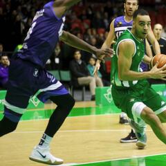 Obi Enechionyia continuará en el Real Betis dos temporadas más