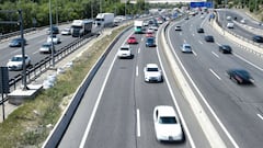 Vehículos en la autovía A-3, en la operación salida de la segunda quincena de julio, a 14 de julio de 2023, en Madrid (España). La DGT prevé 95 millones de desplazamientos de largo recorrido por carretera para este verano, un 1,75% más que los movimientos reales que se registraron el verano pasado y que, ya entonces, superaron a los contabilizados en el verano de 2019. Por meses, espera 45,6 millones de desplazamientos en julio y 49,3 millones en agosto. Para atender al mayor número de personas que comienzan las vacaciones en fin de semana, y que optan por el vehículo como medio de transporte, la DGT ha establecido dispositivos especiales de regulación y control del tráfico durante todos los fines de semana del periodo estival, intensificándolos durante los primeros fines de semana de cada mes y dando lugar a las llamadas operaciones salida o regreso.
14 JULIO 2023;SEGUNDA QUINCENA DE JULIO;JULIO;VERANO;VACACIONES;OPERACIÓN SALIDA
Gustavo Valiente / Europa Press
14/07/2023