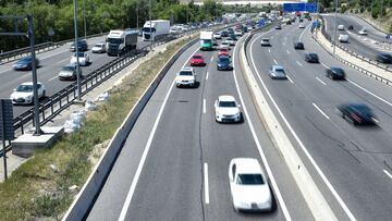 Vehículos en la autovía A-3, en la operación salida de la segunda quincena de julio, a 14 de julio de 2023, en Madrid (España). La DGT prevé 95 millones de desplazamientos de largo recorrido por carretera para este verano, un 1,75% más que los movimientos reales que se registraron el verano pasado y que, ya entonces, superaron a los contabilizados en el verano de 2019. Por meses, espera 45,6 millones de desplazamientos en julio y 49,3 millones en agosto. Para atender al mayor número de personas que comienzan las vacaciones en fin de semana, y que optan por el vehículo como medio de transporte, la DGT ha establecido dispositivos especiales de regulación y control del tráfico durante todos los fines de semana del periodo estival, intensificándolos durante los primeros fines de semana de cada mes y dando lugar a las llamadas operaciones salida o regreso.
14 JULIO 2023;SEGUNDA QUINCENA DE JULIO;JULIO;VERANO;VACACIONES;OPERACIÓN SALIDA
Gustavo Valiente / Europa Press
14/07/2023