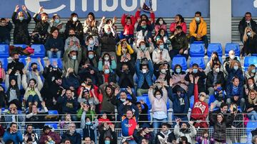 La afición de la SD Huesca durante un partido en el Alcoraz