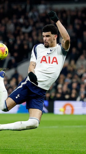 Solanke emula a Higuita con su golazo de escorpión