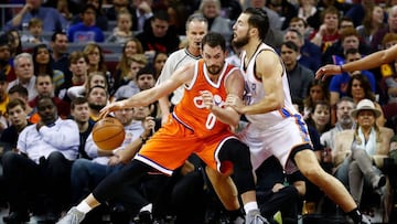 CLEVELAND, OH - JANUARY 29: Kevin Love #0 of the Cleveland Cavaliers Joffrey Lauvergne #77 of the Oklahoma City Thunder during the first half at Quicken Loans Arena on January 29, 2017 in Cleveland, Ohio. Cleveland won the game 107-91. NOTE TO USER: User expressly acknowledges and agrees that, by downloading and or using this photograph, User is consenting to the terms and conditions of the Getty Images License Agreement. Gregory Shamus/Getty Images/AFP
== FOR NEWSPAPERS, INTERNET, TELCOS & TELEVISION USE ONLY ==