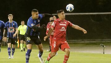 Futbol, Huachipato vs Nublense.
Cuartos de final, Copa Chile 2022.
El jugador de Nublense Nicolas Guerra, derecha, disputa el balon con Bastian Roco de Huachipato durante el partido de cuartos de final de Copa Chile realizado en el estadio CAP de Talcahuano, Chile.
24/09/2022