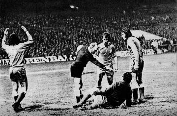 El 10 de abril de 1974 el Atl谷tico jug車 la semifinal ida de la Copa de Europa ante el Celtic. Estaba en juego un puesto en la final de Bruselas. El equipo madrile?o, entrenado por Juan Carlos Lorenzo, logr車 sacar un empate a cero en un partido m赤tico, puesto que el Atl谷tico acab車 con ocho jugadores por expulsi車n de Ayala, Panadero y Quique. El partido finaliz車 en una batalla campal y los futbolistas del Atl谷tico sufrieron agresiones en el t迆nel de vestuarios. Babacan, el colegiado turco, est芍 ya tambi谷n en la historia rojiblanca. Reina; Melo, Ovejero, Heredia, Panadero; Eusebio, Benegas, Adelardo, Irureta (Alberto, 70'); Ayala y G芍rate (Quique, 65') jugaron ante el Celtic. En el partido de vuelta el Atl谷tico, en un Manzanares abarrotado, gan車 al Celtic y se clasific車 para la final de la Copa de Europa.