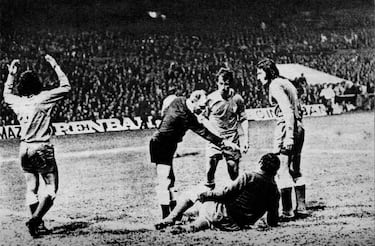 El 10 de abril de 1974 el Atlético jugó la semifinal ida de la Copa de Europa ante el Celtic. Estaba en juego un puesto en la final de Bruselas. El equipo madrileño, entrenado por Juan Carlos Lorenzo, logró sacar un empate a cero en un partido mítico, puesto que el Atlético acabó con ocho jugadores por expulsión de Ayala, Panadero y Quique. El partido finalizó en una batalla campal y los futbolistas del Atlético sufrieron agresiones en el túnel de vestuarios. Babacan, el colegiado turco, está ya también en la historia rojiblanca. Reina; Melo, Ovejero, Heredia, Panadero; Eusebio, Benegas, Adelardo, Irureta (Alberto, 70'); Ayala y Gárate (Quique, 65') jugaron ante el Celtic. En el partido de vuelta el Atlético, en un Manzanares abarrotado, ganó al Celtic y se clasificó para la final de la Copa de Europa. 


