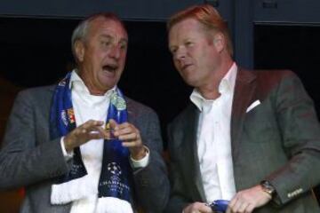 Johan Cruijff y Ronald Koeman en las gradas durante el partido de Champions League entre el Ajax y el FC Barcelona en el estadio Amsterdam Arena