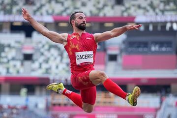 Eusebio Cáceres, cuarto en salto de longitud, roza la medalla de bronce y se lleva un merecido diploma olímpico. El español se colocó tercero con 8.18 metros pero el griego Tentoglu cerró el concurso con un salto ganador que le daba el oro y desplazaba al valenciano fuera del podio. 