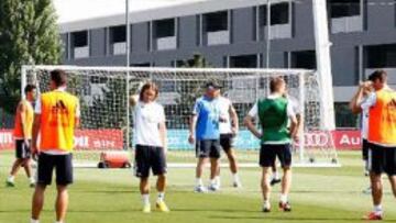 Ancelotti dirige el entrenamiento.