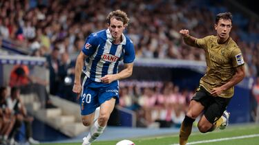 BARCELONA, 24/08/2024.- El centrocampista checo del Espanyol Alex Kral (i) con el balón ante el defensa de la Real Sociedad Martín Zubimendi (d) durante el partido de Liga en Primera División que RCD Espanyol y Real Sociedad disputan este sábado en el RCDE Stadium, en Barcelona. EFE/Toni Albir
