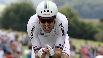 Tom Dumoulin rueda durante la crono final del Tour de Francia 2018 entre Saint-P&eacute;e-sur-Nivelle y Espelette.