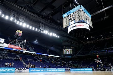 El árbitro principal decretó el final del partido sin jugarse el tiempo restante.