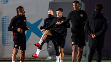 GRAF3717. SANT JOAN DESP&Iacute; (BARCELONA), 20/01/2018.- El centrocampista brasile&ntilde;o del FC Barcelona Philippe Coutinho (c) junto al defensa colombiano Yerri Mina (2d) y el delantero brasile&ntilde;o Paulinho (i) durante el entrenamiento que el e