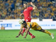 AME7613. SAN NICOLÁS DE LOS GARZA (MÉXICO), 11/12/2025.- Joaquim Pereira (adelante) de Tigres disputa el balón con Paulo Dias de Toluca este jueves, durante el partido entre Tigres y Toluca por la final de ida del Torneo Apertura 2025 en el estadio Universitario de la UANL, en San Nicolás de Los Garza (México). EFE/ Miguel Sierra