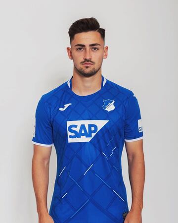 El delantero de 20 años nació en Santiago, su madre es chilena y su padre alemán. Ha vivido toda su vida en Europa. Fue goleador de la Bundesliga Sub 19 con el Mainz 05 y actualmente juega en la filial del Hoffenheim. 