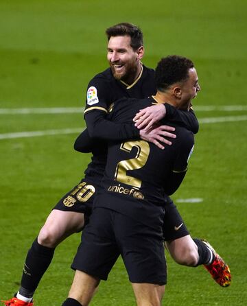 0-3. Sergiño Dest celebró el tercer gol con Leo Messi.