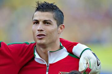 En Sudáfrica jugó 4 partidos, todos ellos como titular y también se fue con un gol en su cuenta personal. Tenía aún un estilo más "irreverente" en su cabellera.