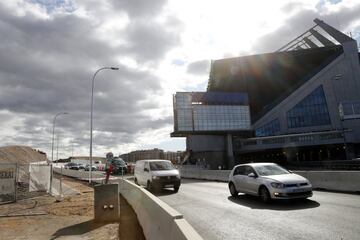 Estado actual de la demolición del Vicente Calderón con la M-30 atravesándolo.


