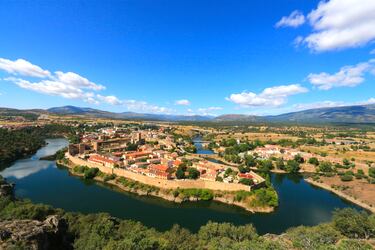 Las murallas de esta localidad madrileña son uno de los conjuntos fortificados mejor conservados de la Comunidad de Madrid. Además, en su centro histórico podemos encontrar obras del mismísimo Pablo Picasso. Su ubicación junto al río Lozoya y rodeado por las montañas de la Sierra de Guadarrama hacen que sea un lugar de ensueño.
