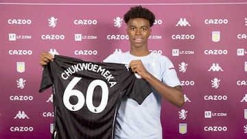 Carney Chukwuemeka, el día que firmó su primer contrato profesional.