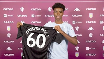 Carney Chukwuemeka, el d&iacute;a que firm&oacute; su primer contrato profesional.