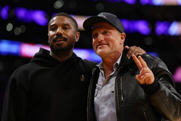 Los actores Michael B. Jordan y Woody Harrelson posan para una foto durante el sexto partido de la semifinal de la Conferencia Oeste.