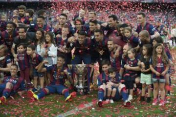 El d¨ªa en el que Xavi se despide del Barcelona, Villar les entrega su trofeo de Liga n¨²mero 23.